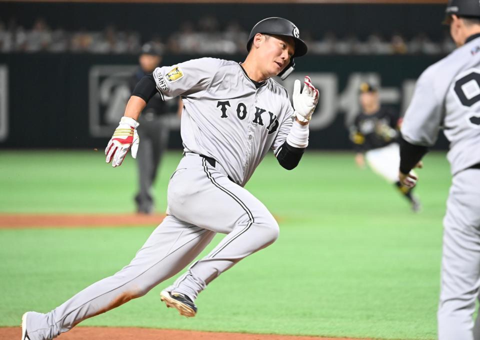 ４回、中山の中前打で本塁へ向かう坂本