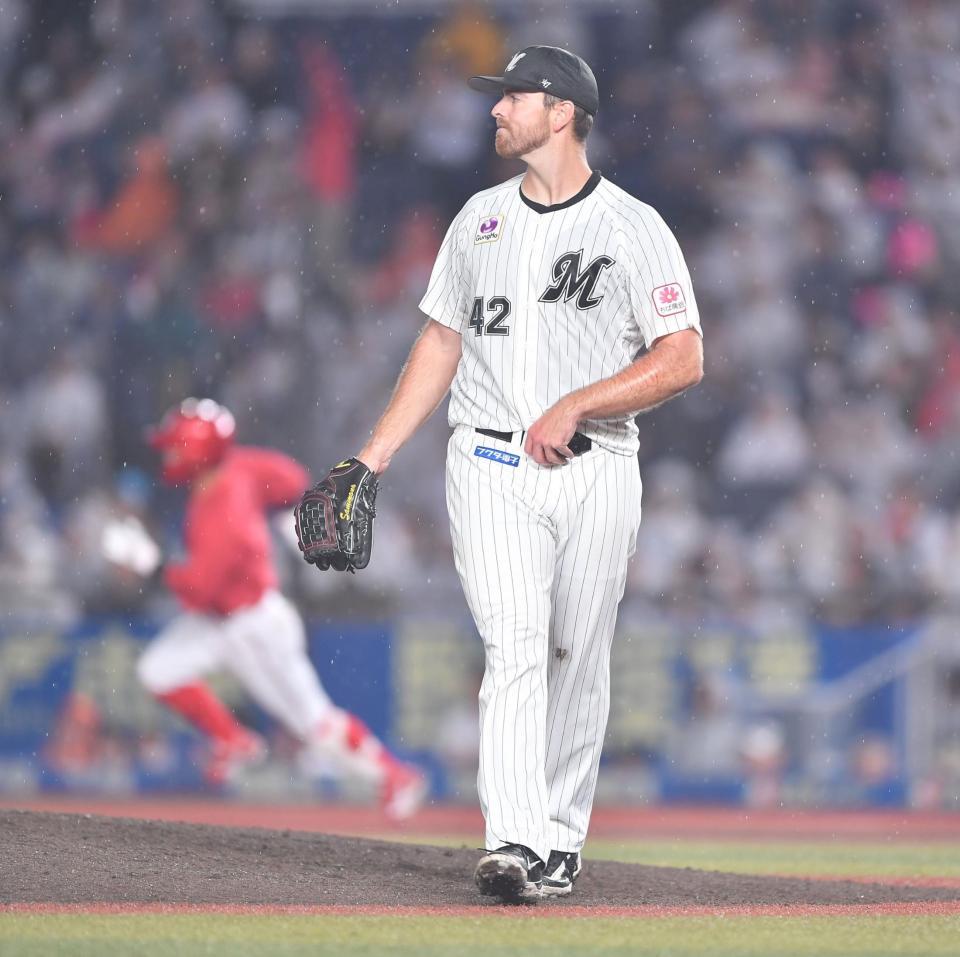 ８回、上本に中越え二塁打を打たれノーノーの夢破れたサモンズ（撮影・開出牧）