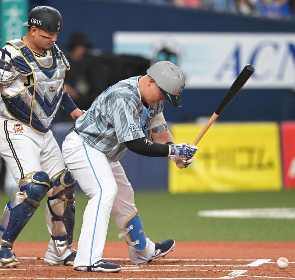 １回、２死二塁で空振り三振に倒れる牧（撮影・飯室逸平）