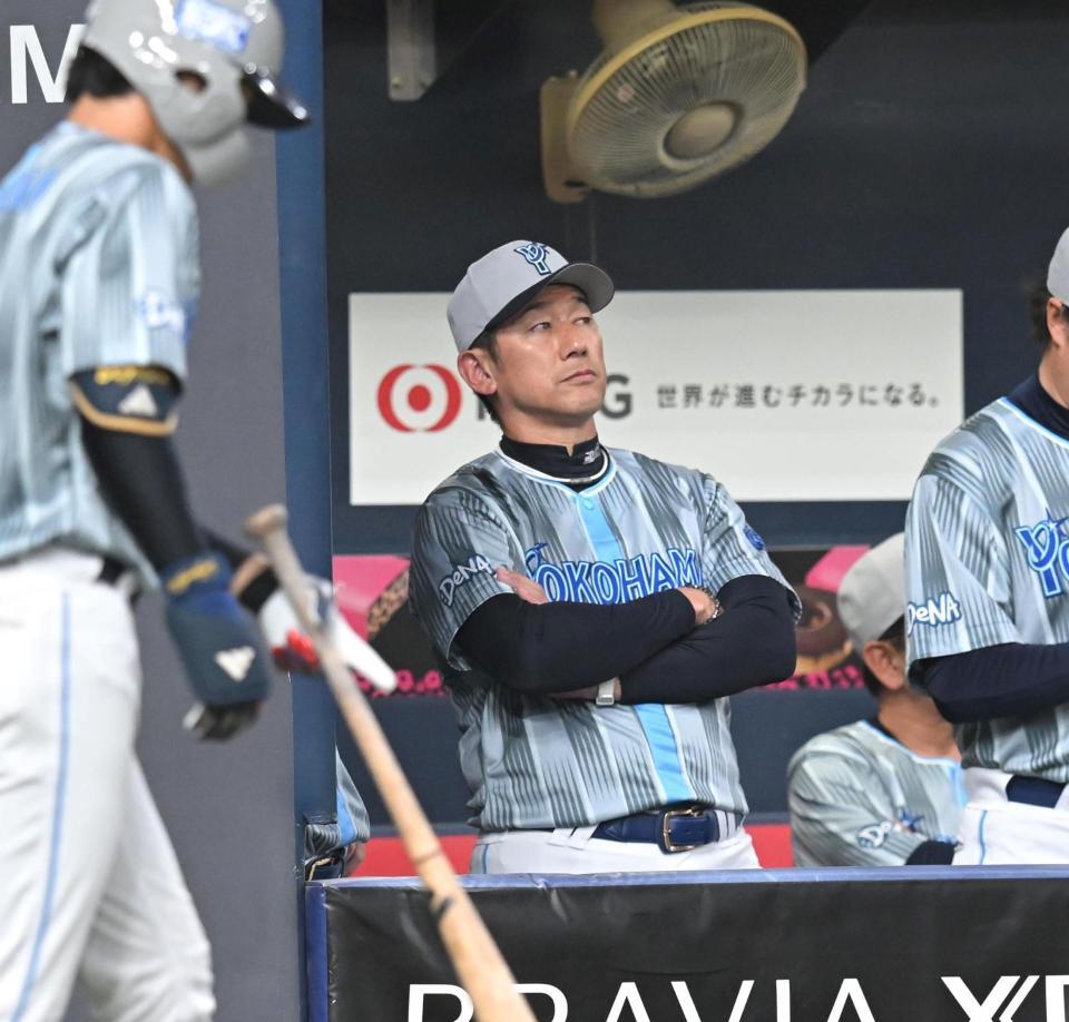 ベンチから戦況を見守る三浦監督（撮影・飯室逸平）