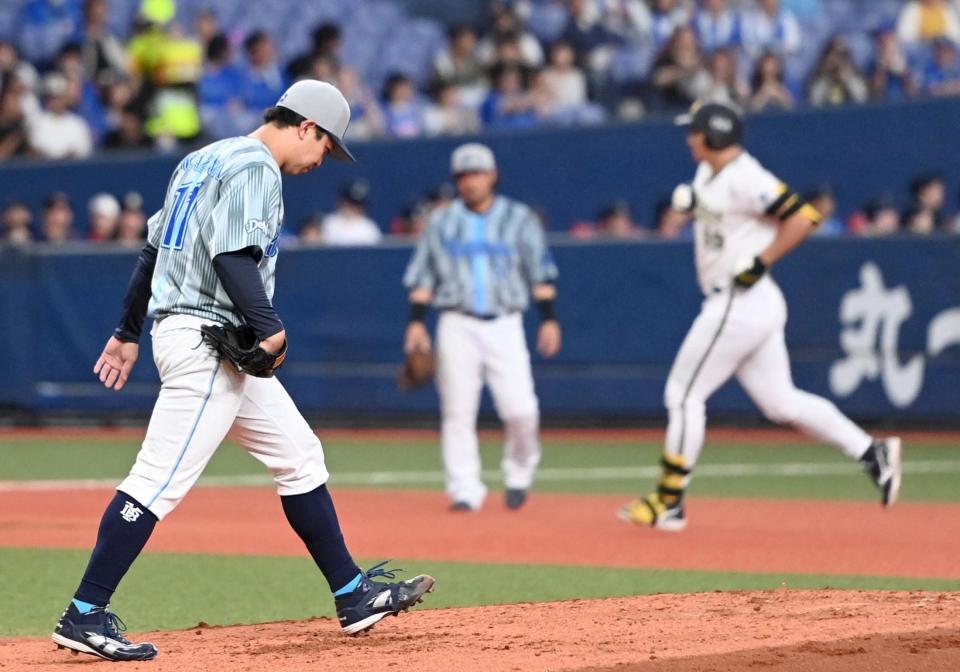 ５回、杉本に先制ソロを打たれ、肩を落とす東（撮影・飯室逸平）