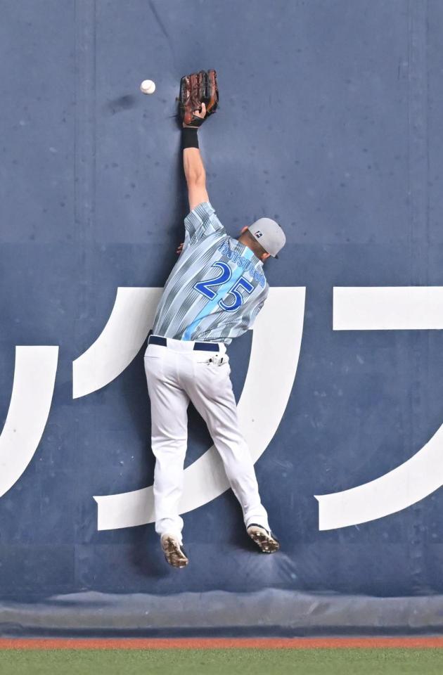 ６回、筒香は紅林の打球を懸命に追うも…（撮影・飯室逸平）