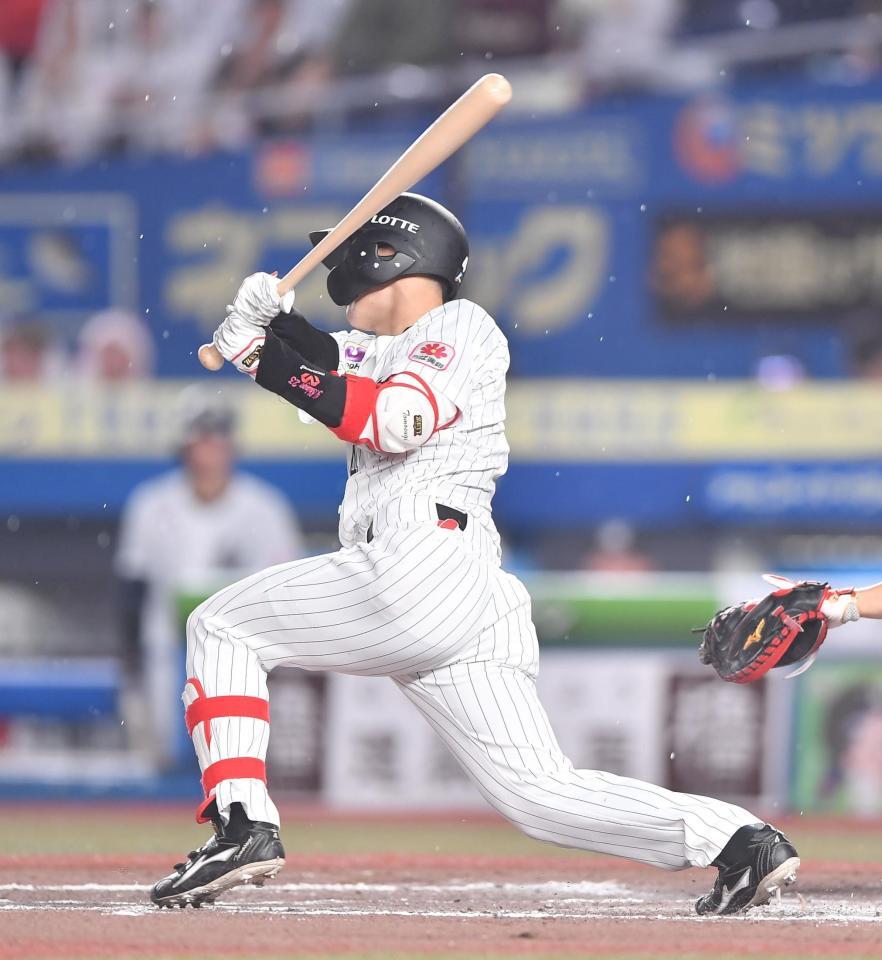 ６回、中前２点適時打を放つ友杉（撮影・開出牧）