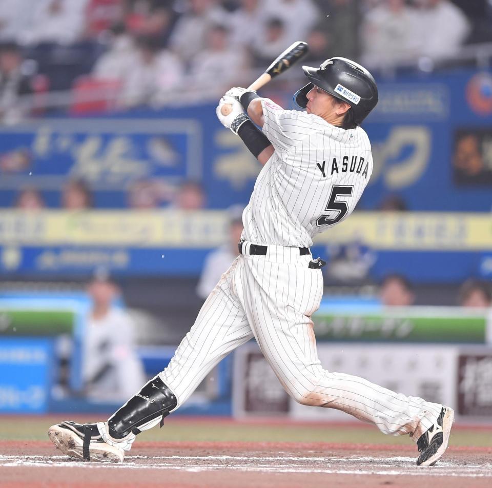 ６回、中前適時打を放つ安田（撮影・開出牧）