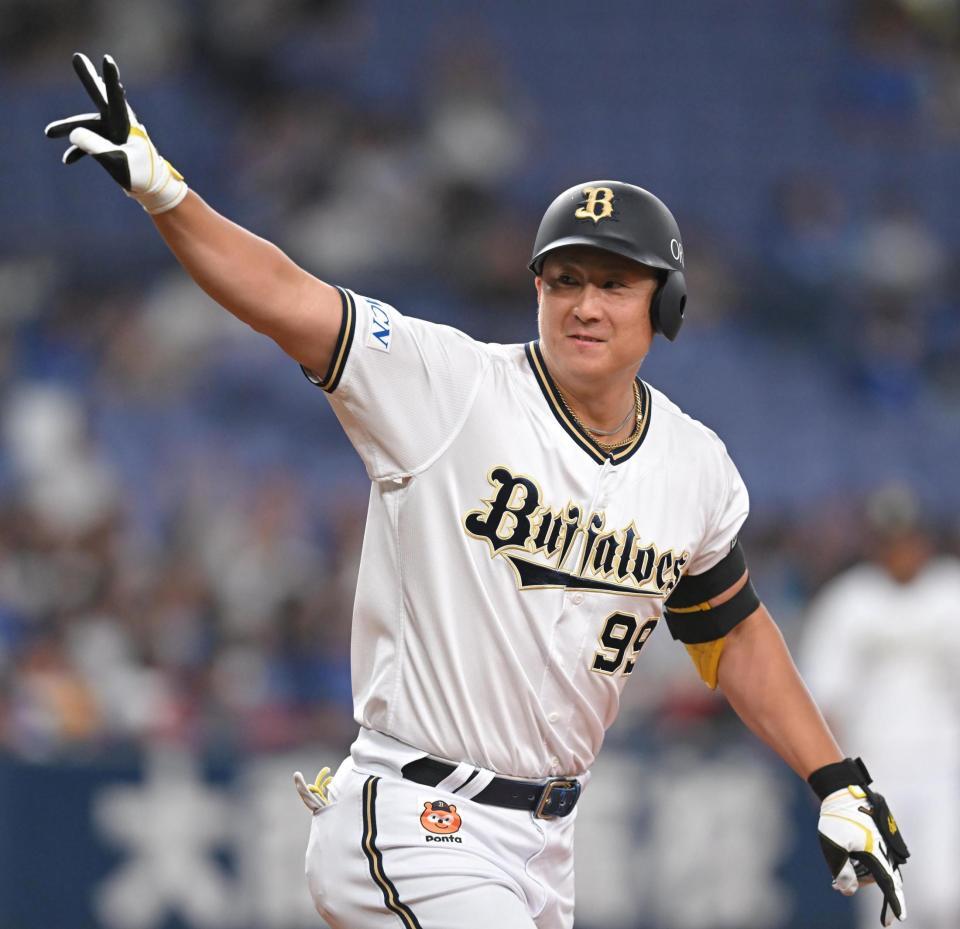 ５回、先制ソロを放ち、ベンチに向かってＶサインする杉本（撮影・飯室逸平）