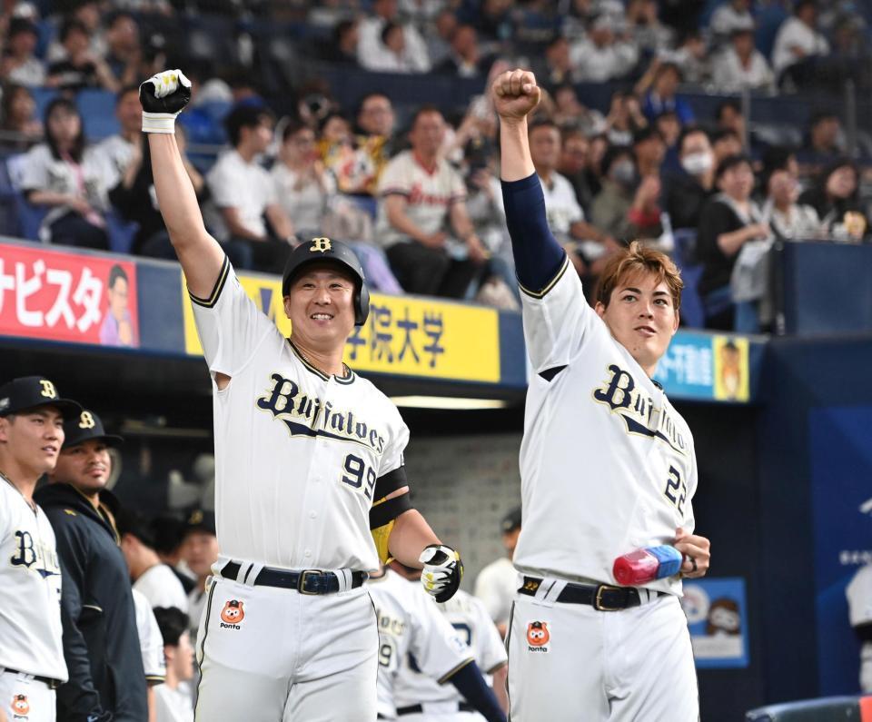 ５回、先制ソロを放ち、九里（右）と並んでポーズを決める杉本（撮影・飯室逸平）