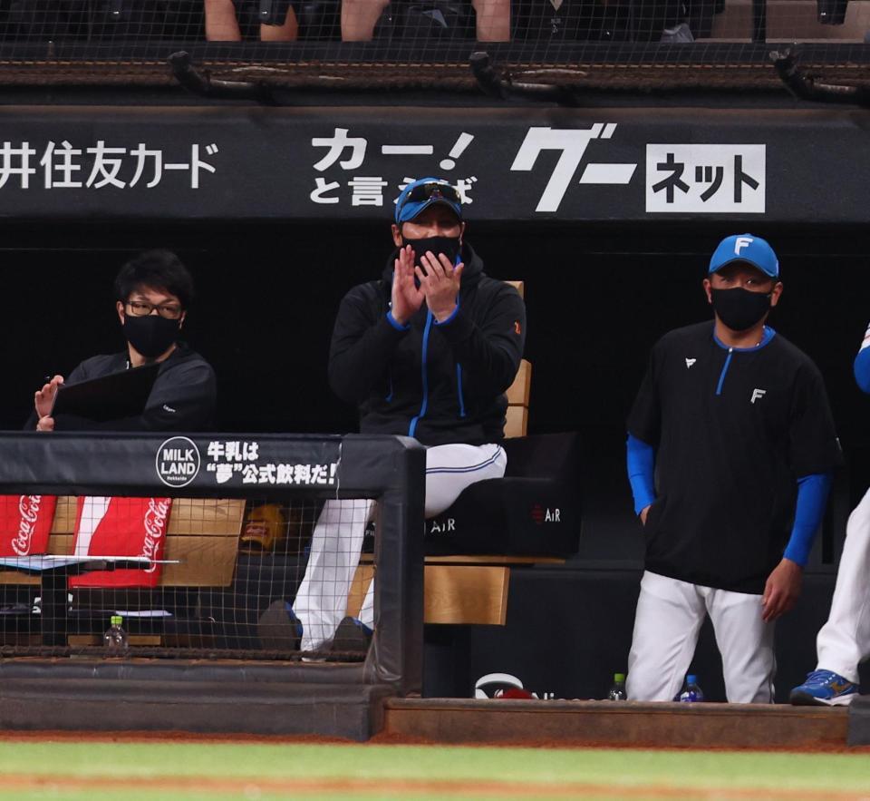 ８回、五十幡が押し出し四球を選び、手をたたく新庄監督（中央）＝撮影・中島達哉
