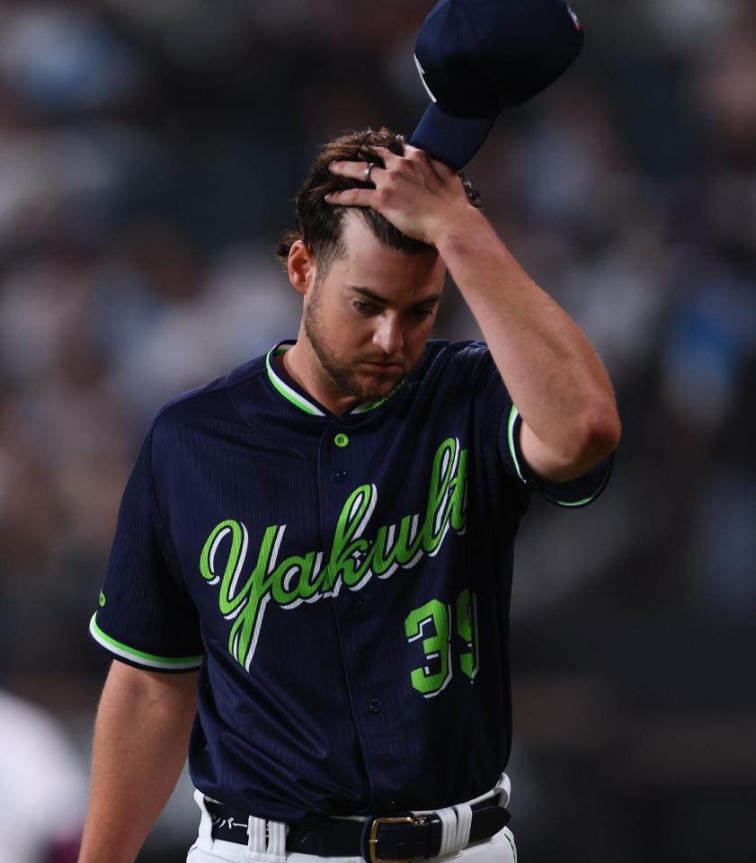 １回、先制を許し、ベンチに戻るランバート（撮影・中島達哉）