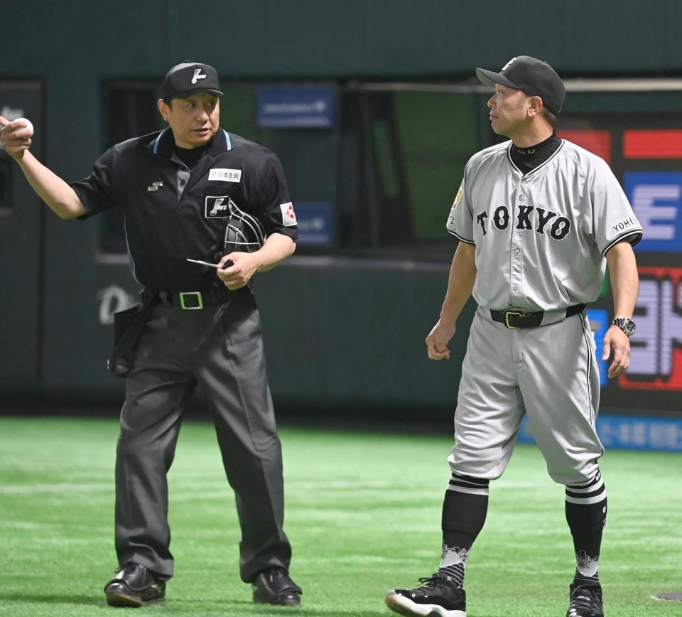２回、先発の井上が周東に頭部死球を与えて危険球退場となり、投手交代を告げる阿部監督（右）
