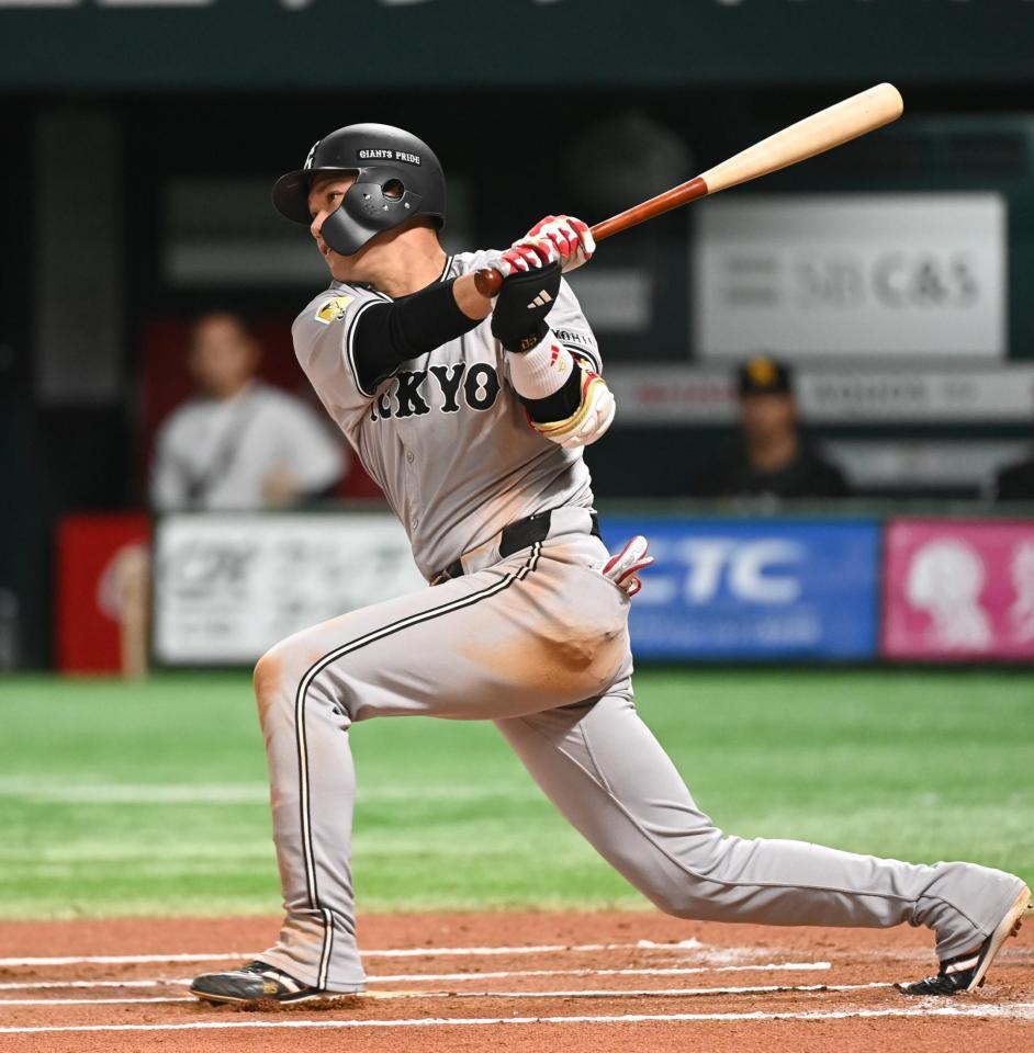 ６回、左前打を放つ坂本