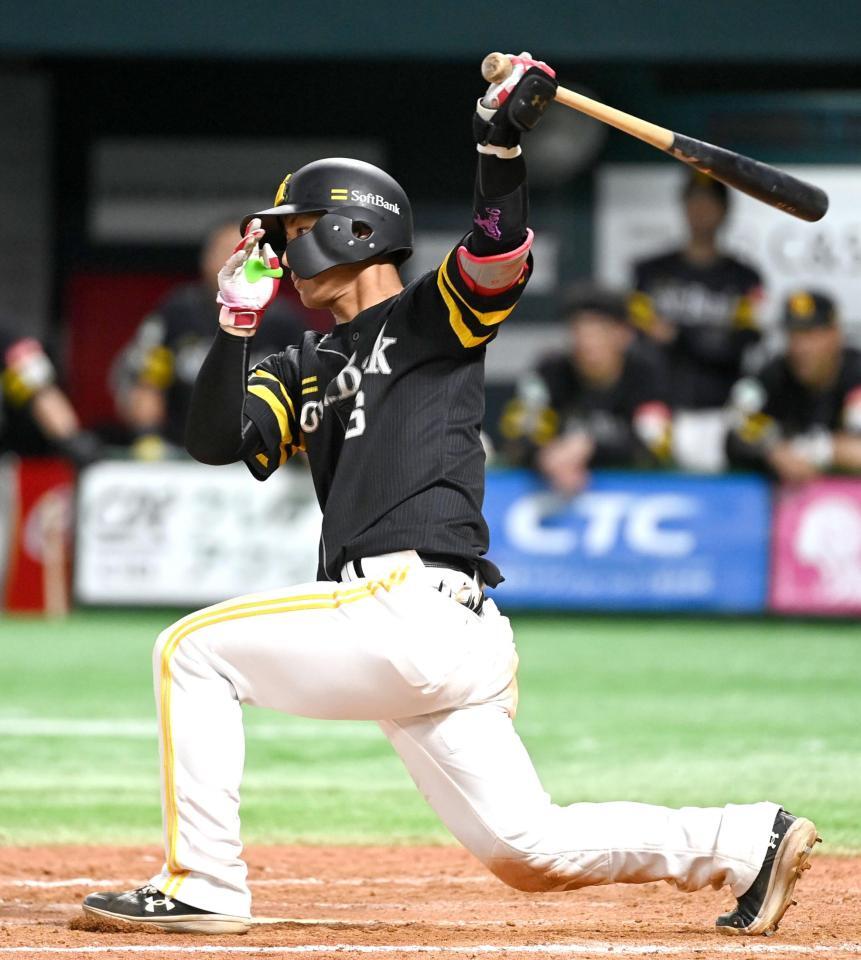 ８回、勝ち越しの左前適時打を放つ今宮