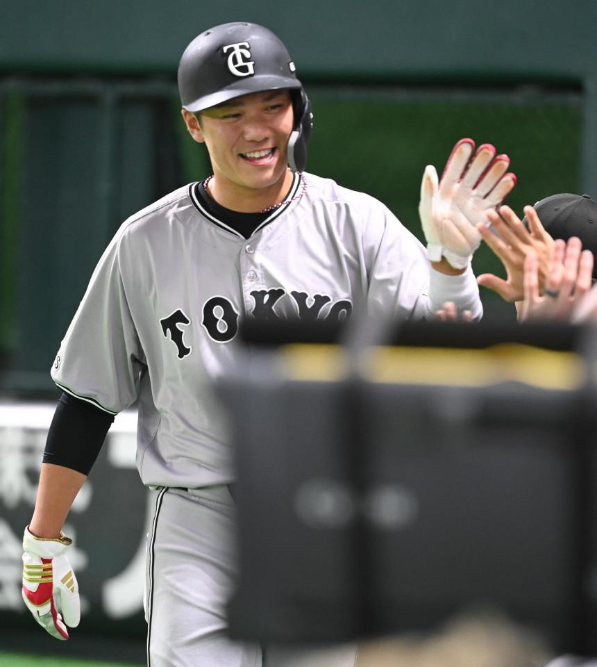 ４回、中山の中前適時打で生還し、ナインと笑顔でタッチする坂本
