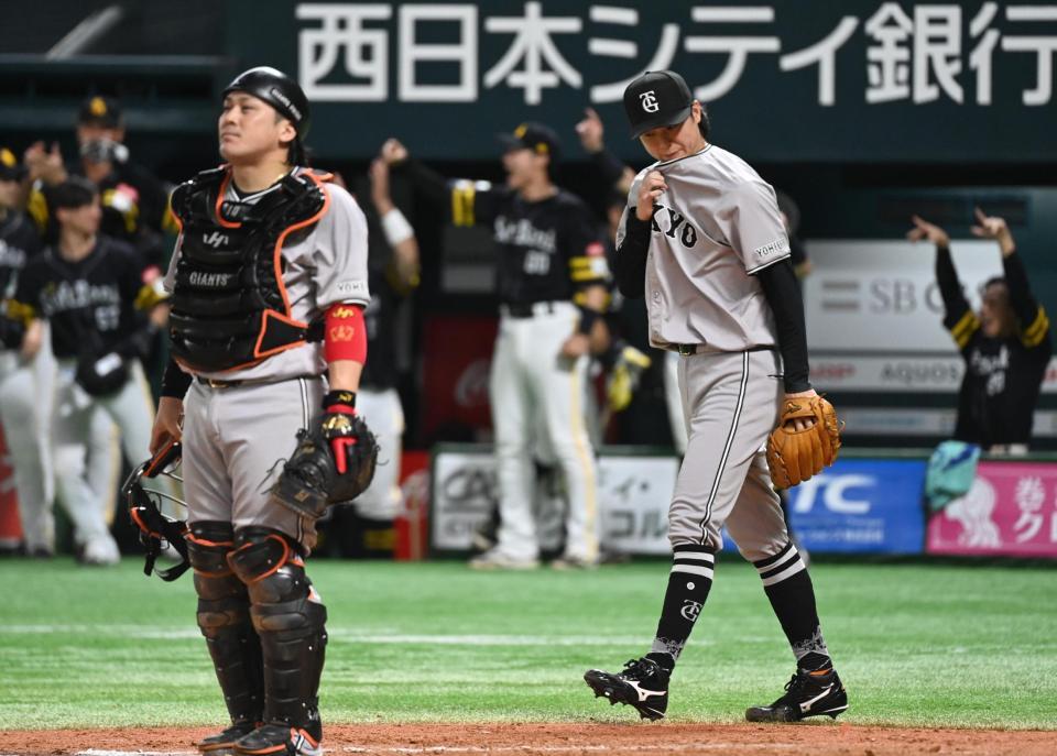 ８回、柳町に左前適時打を打たれた田中瑛（右）