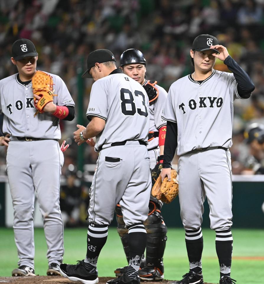 ８回に勝ち越しを許し、阿部監督（中央）は田中瑛（右）を交代させる
