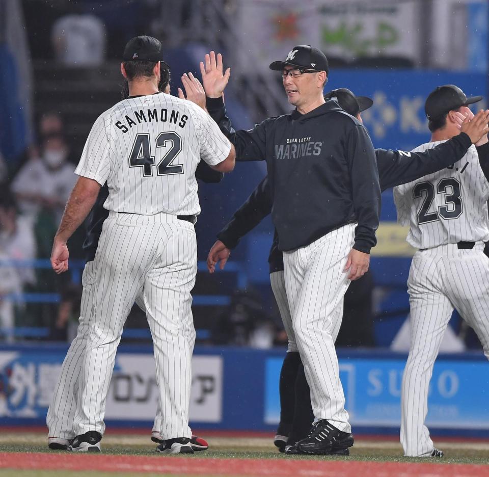 今季２勝目を挙げたサモンズ（左）とタッチを交わす吉井監督（撮影・開出牧）