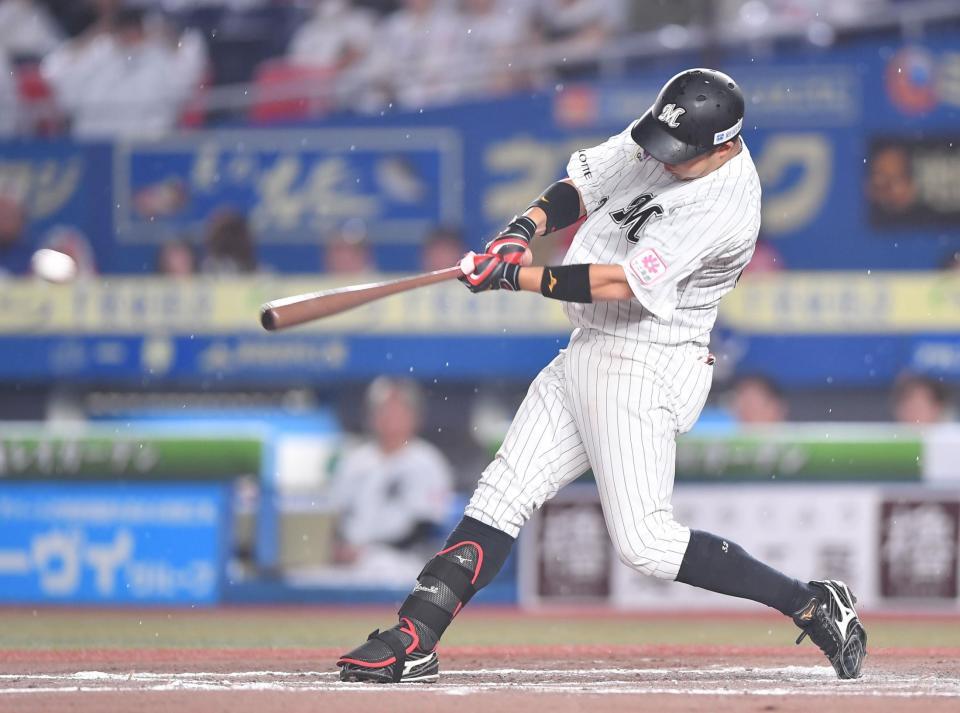 ６回、右越え適時二塁打を放つ佐藤（撮影・開出牧）