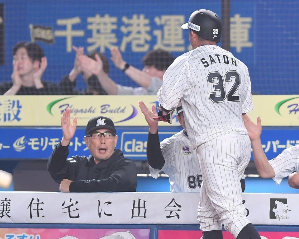 ５回、高部の中犠飛で生還した佐藤（３２）を迎える吉井監督＝撮影・開出牧