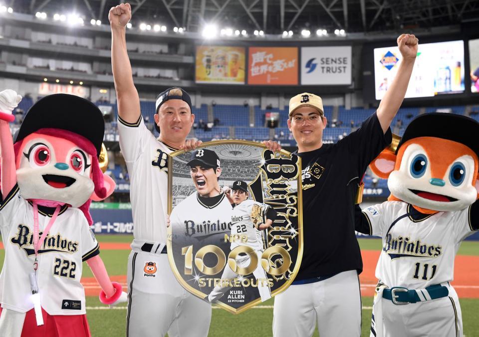 １０００奪三振の記念パネルを手にポーズを決める杉本（左）と九里（撮影・飯室逸平）