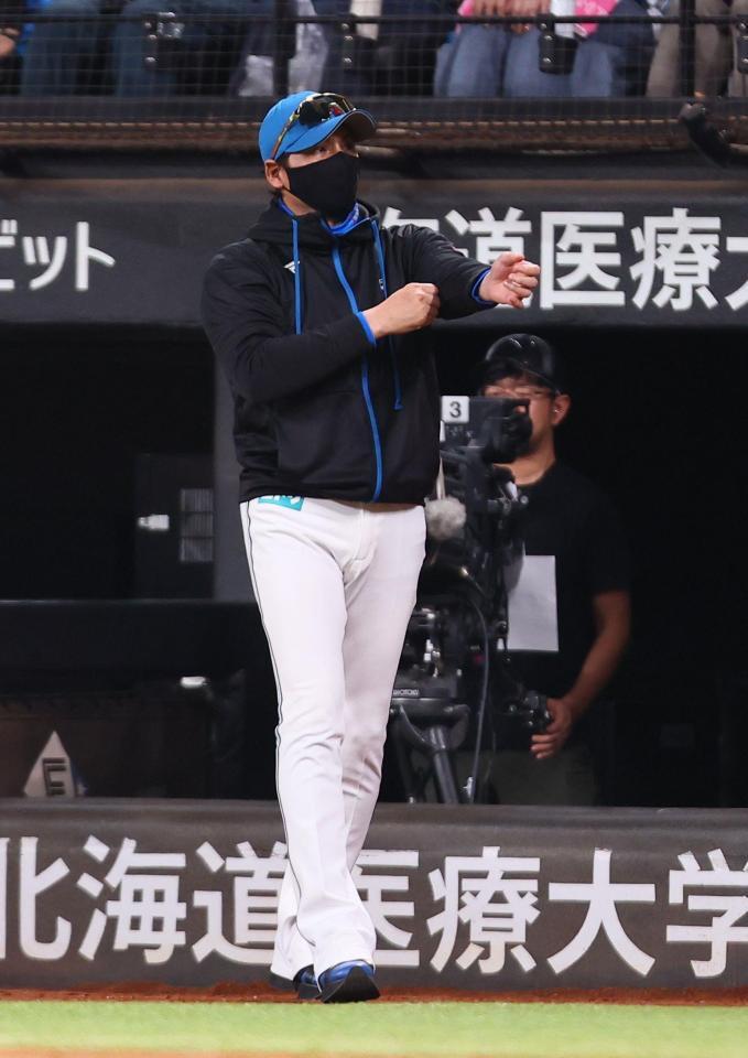 ８回、孫易磊の交代を告げる新庄監督（撮影・中島達哉）