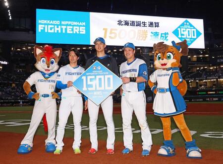 　記念ボードを掲げる（左から）玉井、達、伏見（撮影・中島達哉）