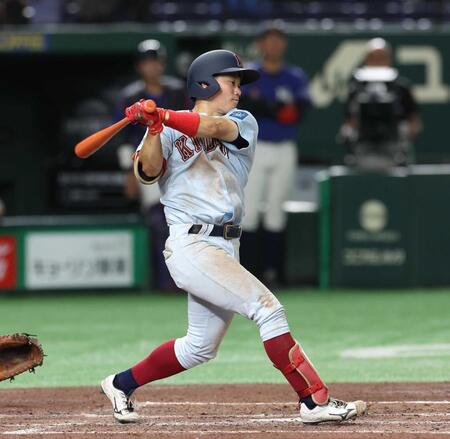 　４回、近大・勝田は右前打を放つ（撮影・佐々木彰尚）