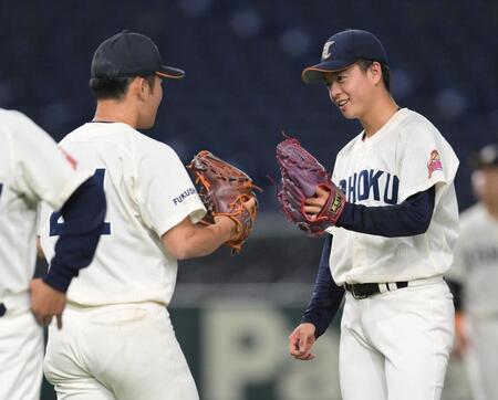 ８回九産大２死一二塁、桜井椿稀（左）と交代し、降板する東北福祉大・桜井頼之介＝東京ドーム（撮影・伊藤笙子）