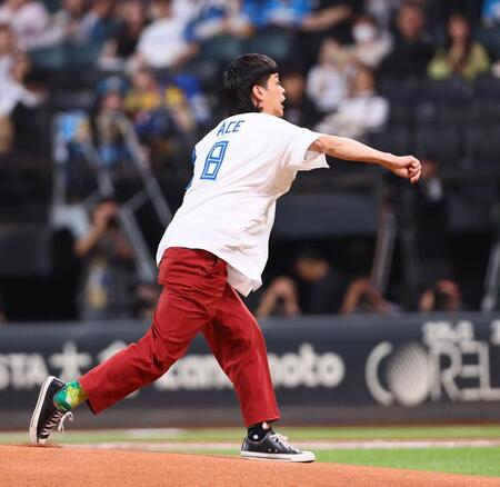 　ファーストピッチセレモニーで投球するバッテリィズ・エース（撮影・中島達哉）