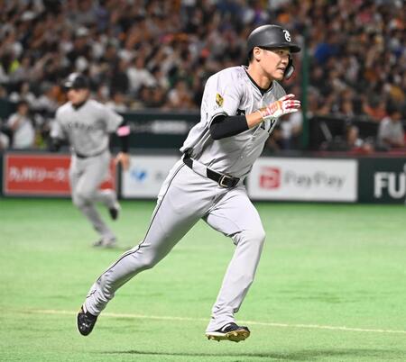 　１回表２死満塁、坂本が走者一掃の左中間二塁打を放つ　