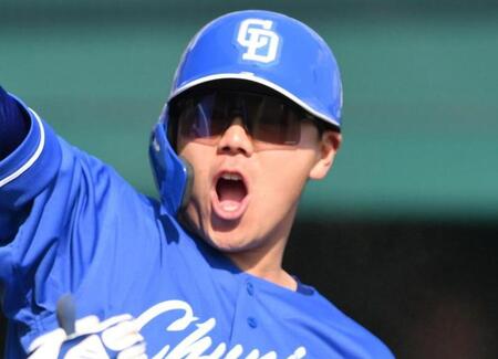 中日に激震 高橋周平が負傷交代 三塁打の楽天・太田と接触し倒れ込む 左肩負傷か、スタッフに支えられ厳しい表情でベンチへ