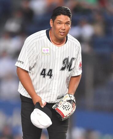 　始球式に登場しスタンドの拍手に応える千葉ロッテマリーンズ法人営業部・井上晴哉氏（撮影・開出牧）