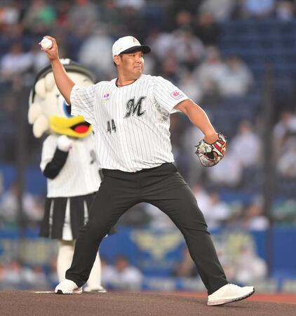 　始球式を務める千葉ロッテマリーンズ法人営業部・井上晴哉氏（撮影・開出牧）