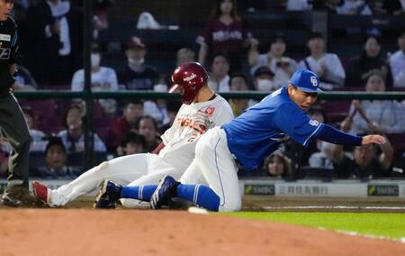 　３回、三塁打を放ちスライディングする太田（左）と交錯し、負傷した三塁手高橋周