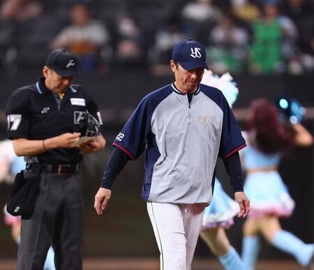 　７回、選手交代を告げ、ベンチに戻る高津監督（右）＝撮影・中島達哉