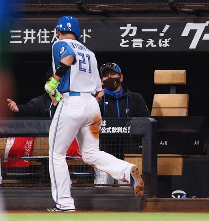 　３回、レイエスの適時打で生還した清宮幸（左）を迎える新庄監督（撮影・中島達哉）