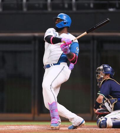 　４回、中前適時打を放つレイエス（撮影・中島達哉）