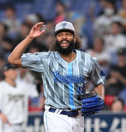 　３回、山中を併殺に仕留め、笑顔を見せるジャクソン（撮影・飯室逸平）