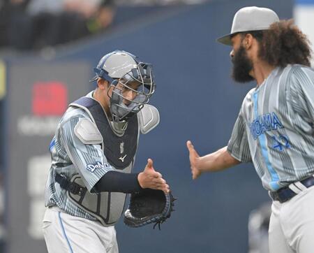 　４回、ジャクソン（右）とタッチを交わす山本（撮影・飯室逸平）