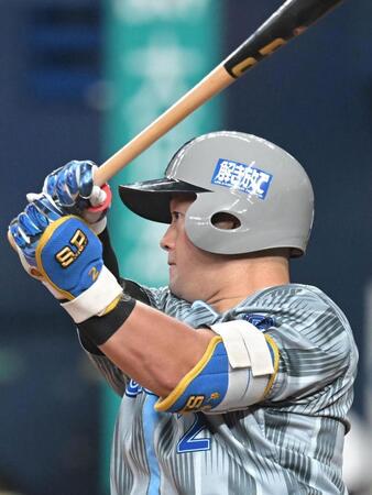 　９回、左前打を放つ牧（撮影・飯室逸平）