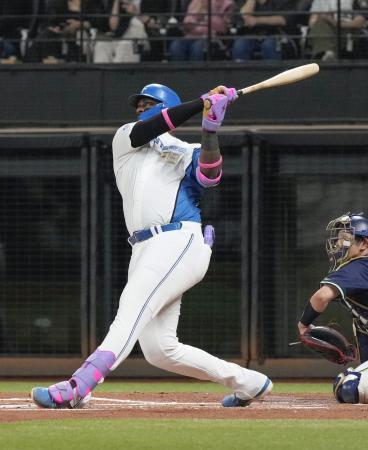 　１回日本ハム２死一塁、レイエスが左中間に逆転２ランを放つ＝エスコンフィールド