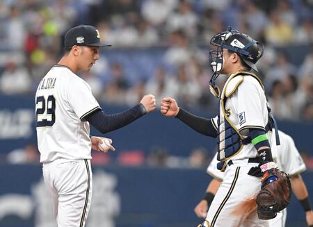 　８回途中で交代し若月（右）とタッチを交わす田嶋（撮影・飯室逸平）