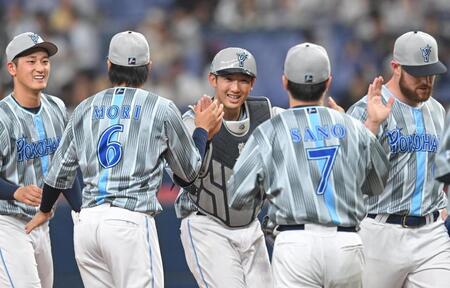 　勝利に沸く山本（中央）らナイン（撮影・飯室逸平）