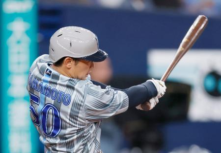 　３回ＤｅＮＡ無死一塁、山本が左中間に先制二塁打を放つ＝京セラドーム