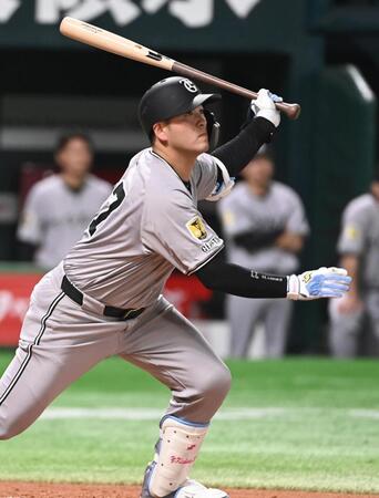 　２回、岸田が右前２点適時打を放つ