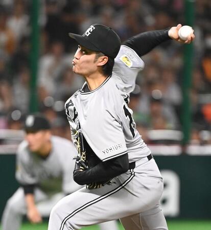 　力投する先発の西舘