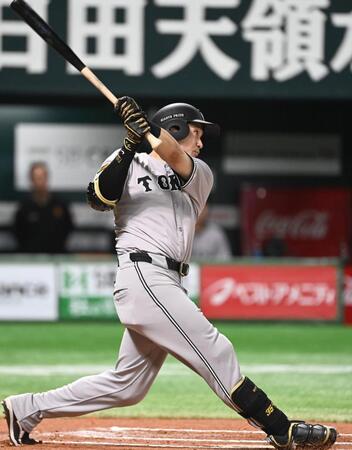 　６回、泉口が左中間二塁打二塁打を放つ　