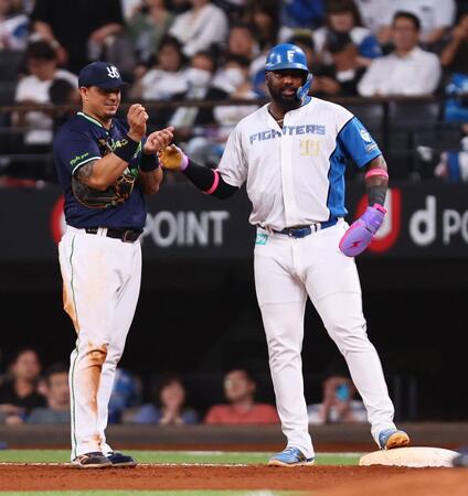 　６回、塁上で言葉を交わすオスナ（左）とレイエス（撮影・中島達哉）