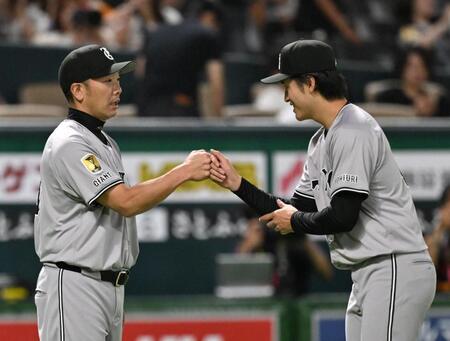 　阿部監督（左）とタッチを交わす西舘