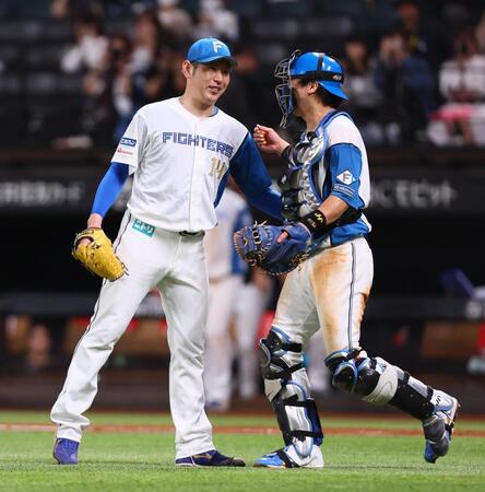 　完投勝利をあげ、伏見（右）と喜び合う加藤貴（撮影・中島達哉）