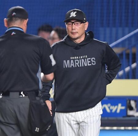 　８回、投手交代を告げる吉井監督（撮影・開出牧）