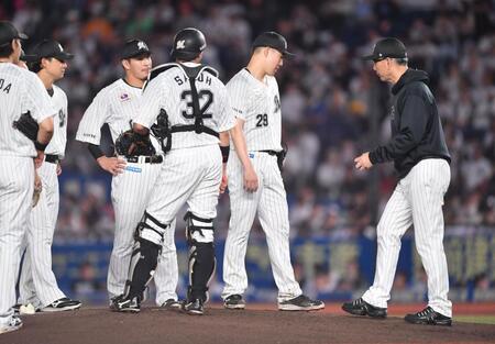 　６回、未包に同点の押し出し四球を与え降板した西野（右から２人目）。右端は投手交代を告げた吉井監督（撮影・開出牧）